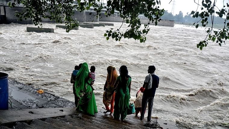 You are currently viewing Yamuna River water Level rises close to the Danger mark in Delhi, Flood Warnings: Officials