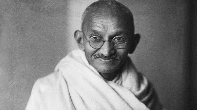 You are currently viewing GANDHI JAYANTI 2020 SPECIAL: 5 INSPIRING AND UNSEEN PHOTOS OF MAHATMA GANDHI