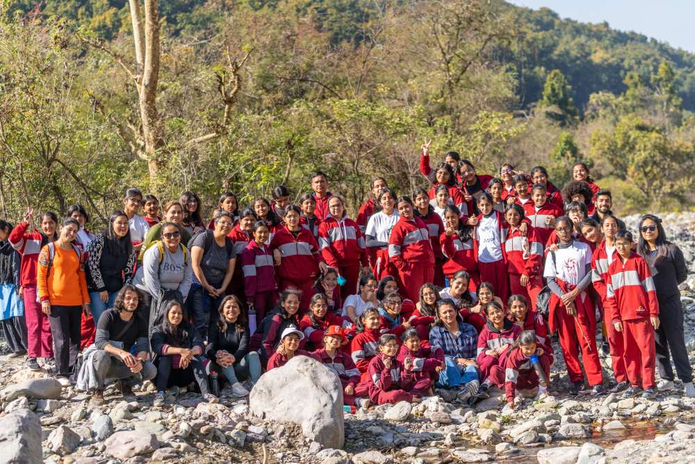 holding-house-enjoys-a-picnic