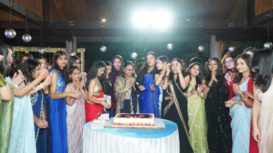 A Night of Glitter, Grooves & Goodbye Smiles